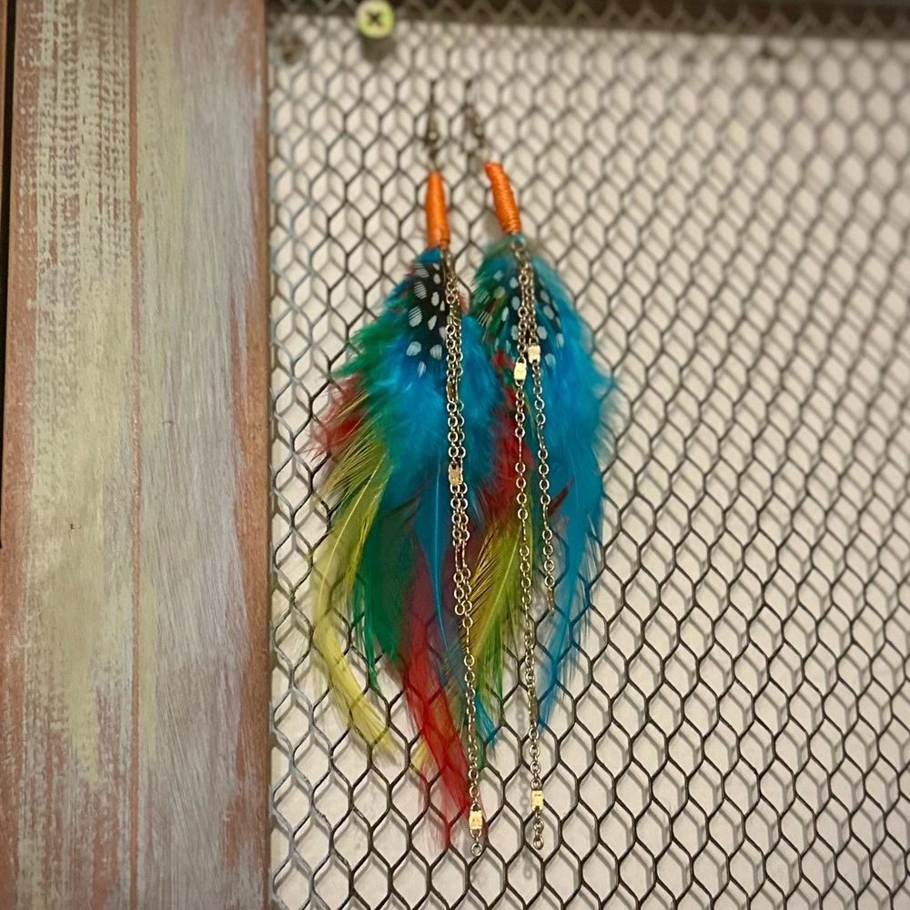 2 Pairs of Beautiful and Colorful Feather Earrings With Gold Chain Accents - Picture 6 of 10
